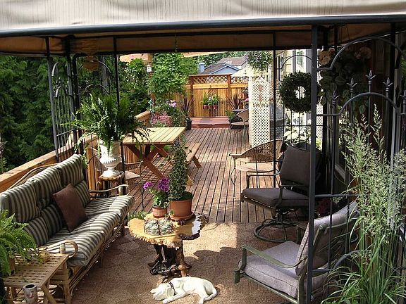 700 sq ft deck