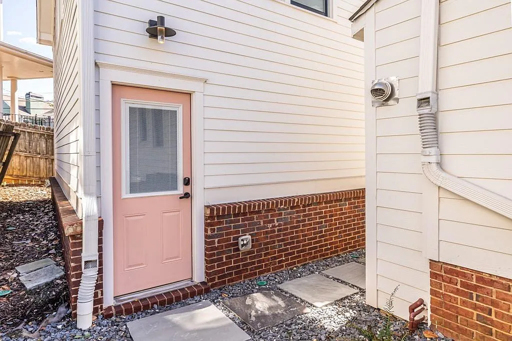 1 bed, 1.0 bath, 650 sqft, $2,300 — Photo 3