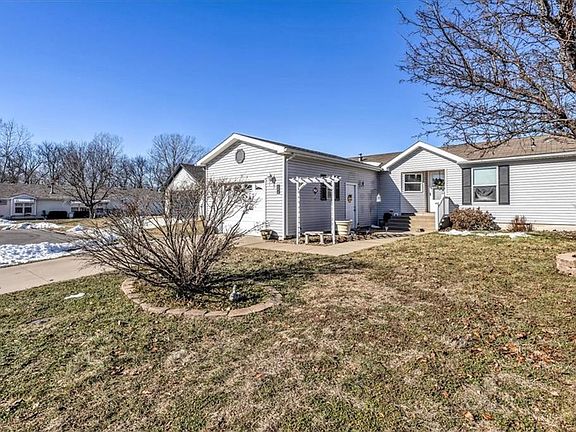 2nd image of 404 NE Poplar Ct
