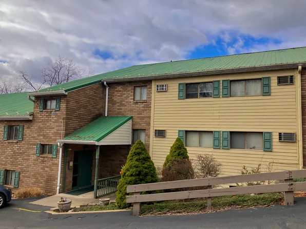 61 Colonial Manor Rd, North Huntingdon, PA 15642