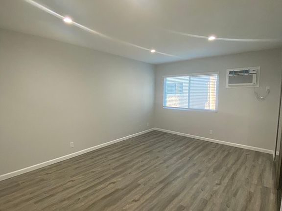 5th image of 724 Idaho Ave #204