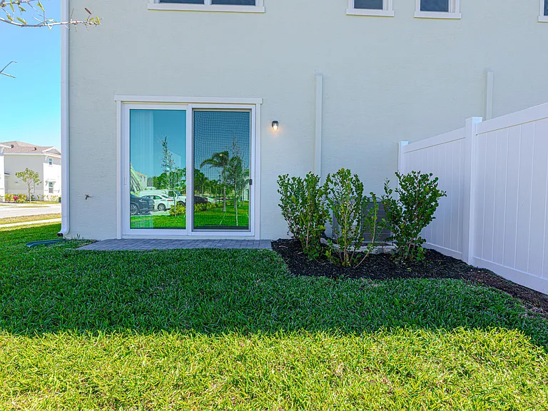 503 SE Rivergrass St — Photo 9
