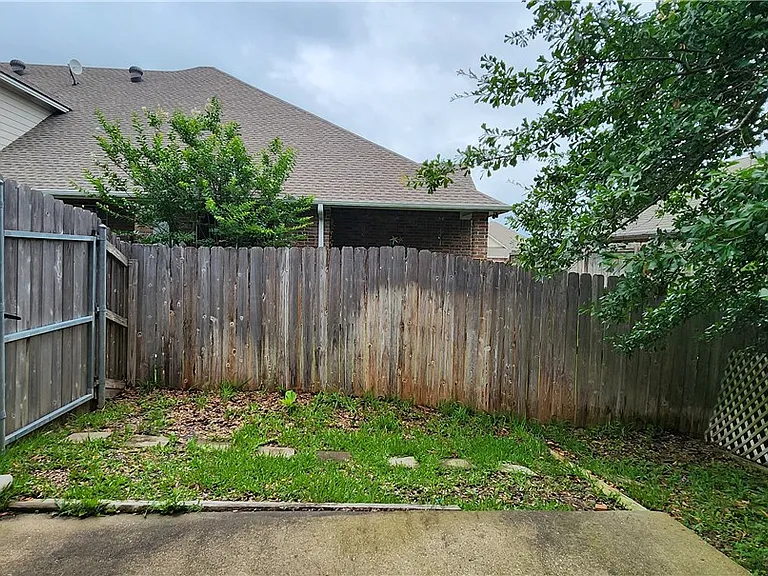 4307 Spring Hill Dr — Photo 34
