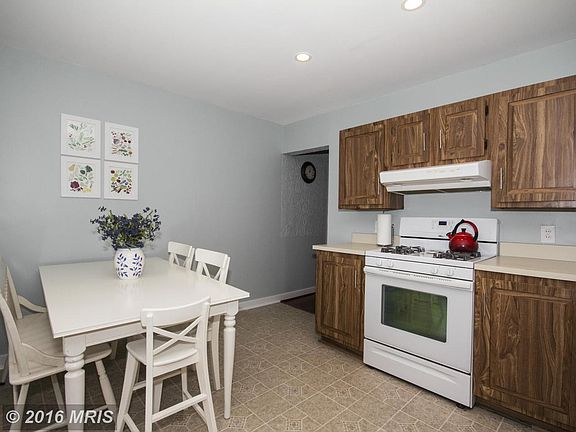 Huge eat-in Kitchen!