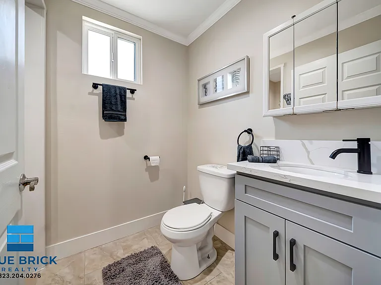 5843 Vanalden Ave — Photo 10