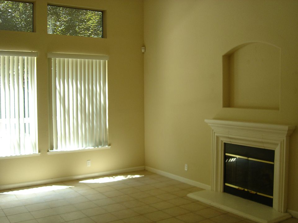 Family Room w/fireplace
