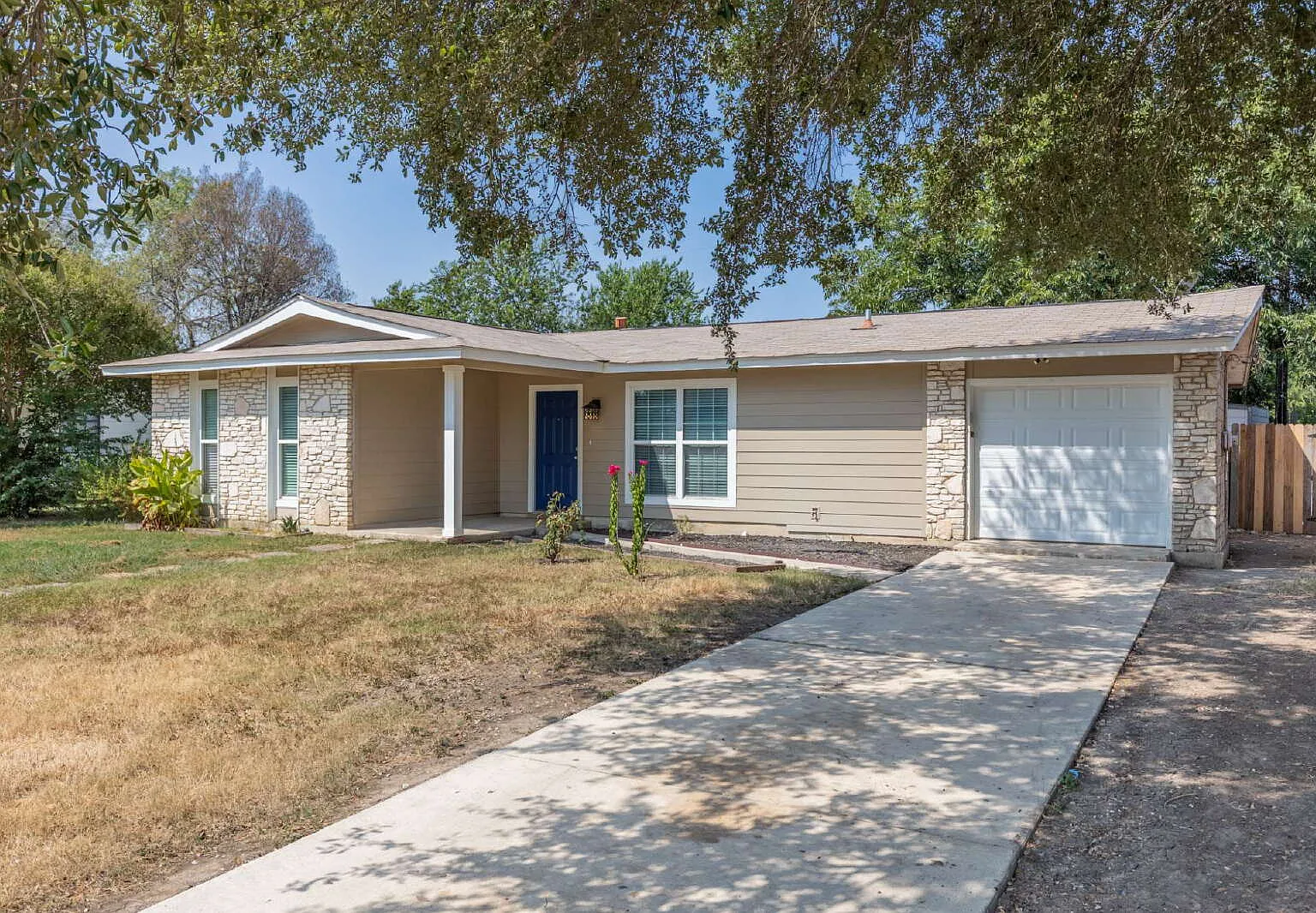 3 bed, 1.0 bath, 952 sqft, $1,200 — Photo 2