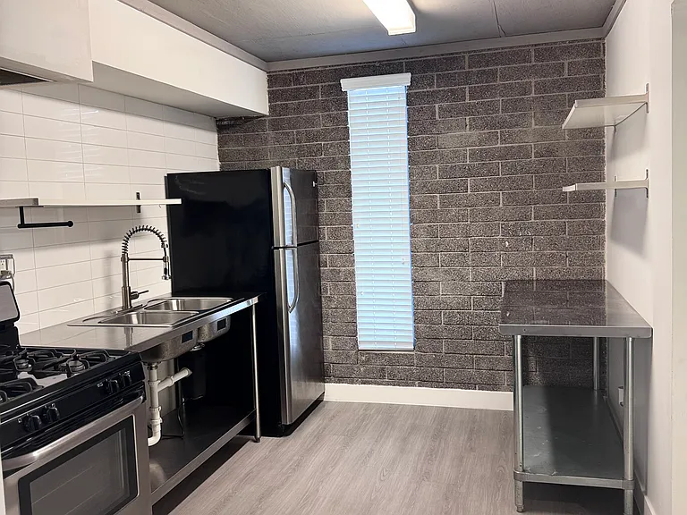 1635 E Missouri Ave — Photo 1