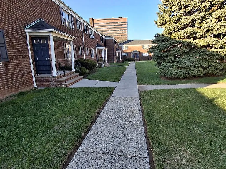 421-427-435-441 Main Saint Linwood Ave — Photo 1