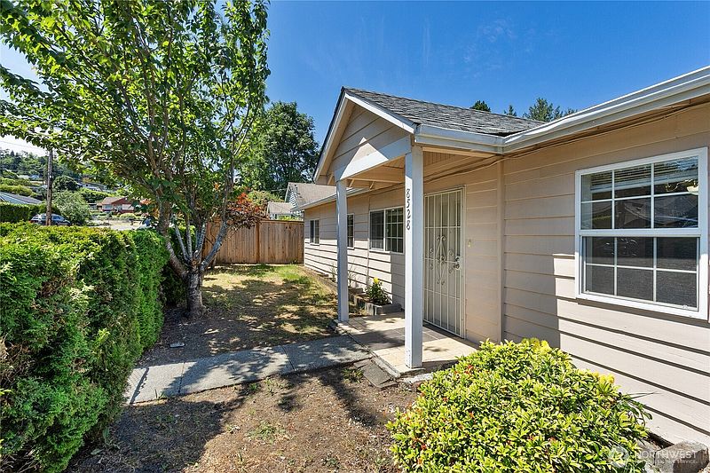 3rd image of 8528 S 121st Street