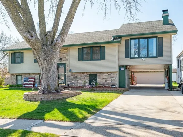 302 12th Ave NW, Altoona, IA 50009