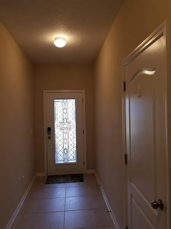 3 bed, 1600 sqft, $2,200 — Photo 4