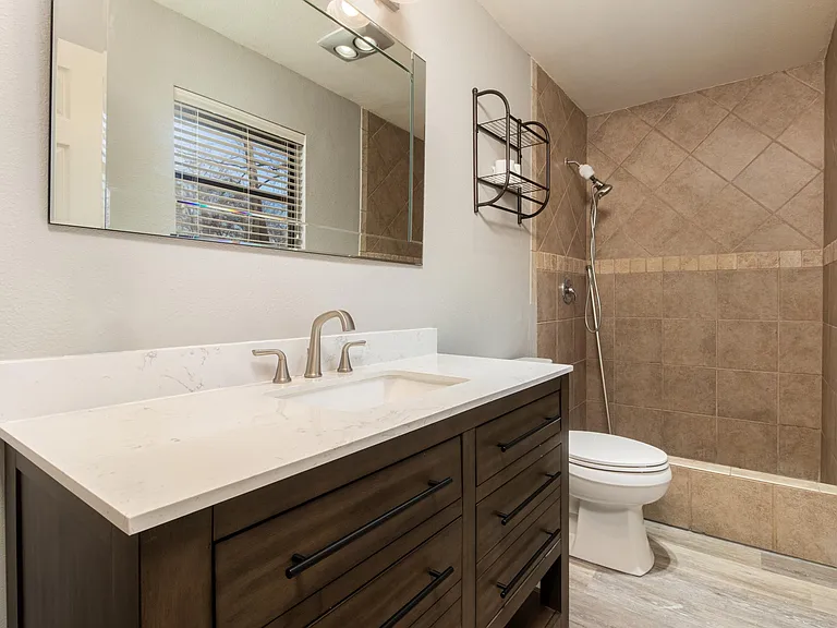 1910 Oak Hills Dr — Photo 15