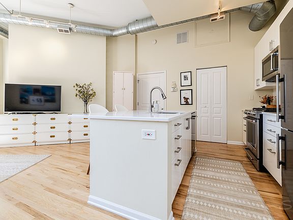 4th image of 1645 W School St APT 218