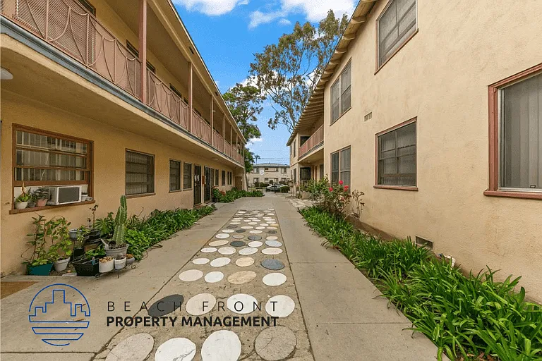 608 W. Hyde Park Blvd. — Photo 2