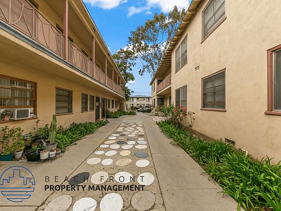 2nd image of 608 W Hyde Park Blvd #60516842