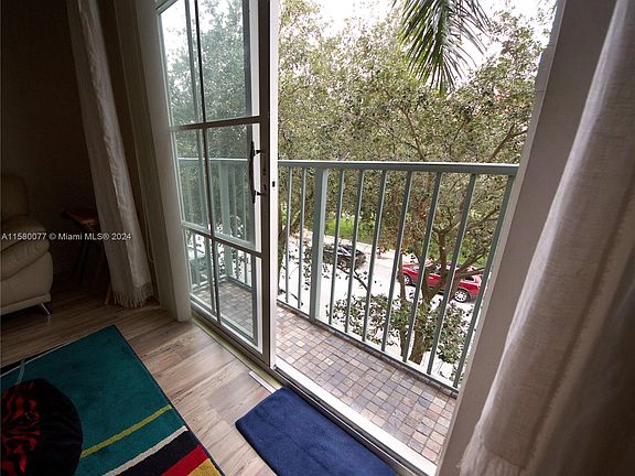 5th image of 630 Sapodilla Ave APT 313