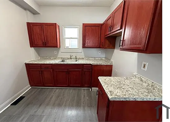 3 bed, $1,300 — Photo 2