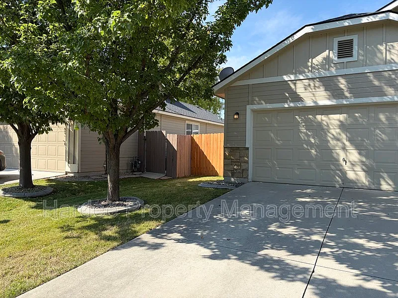 3 bed, 2.0 bath, 1696 sqft, $2,195 — Photo 3