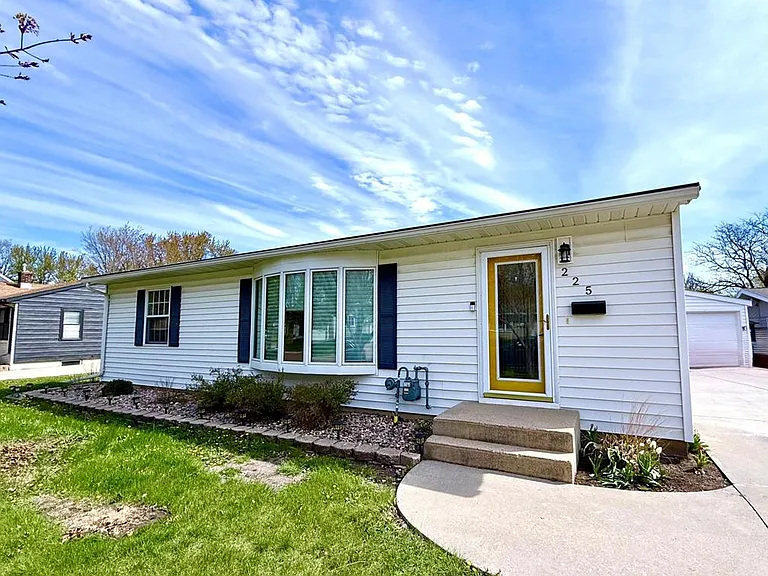 225 Sunrise Blvd — Photo 2