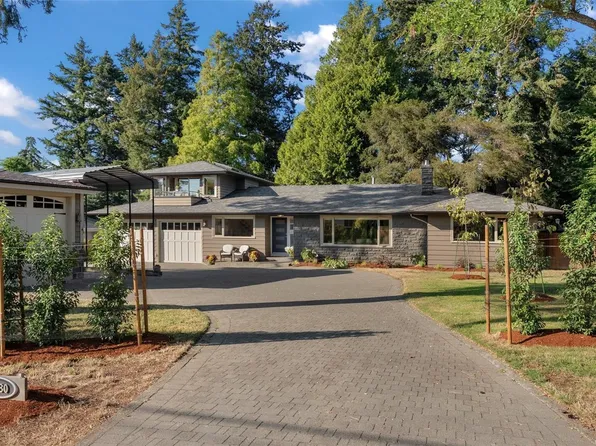 1680 Ash Rd, Saanich, BC V8N 2T5