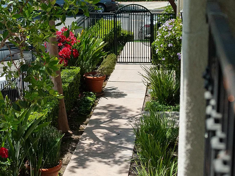 184 N Madison Ave — Photo 18