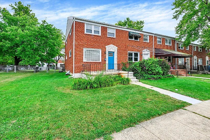 3 bed, 2.0 bath, 1584 sqft, $2,200 — Photo 3