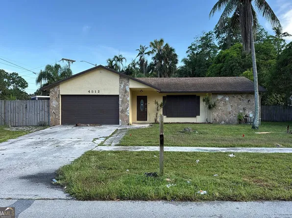4512 Blue Pine Cir, Lake Worth, FL 33463