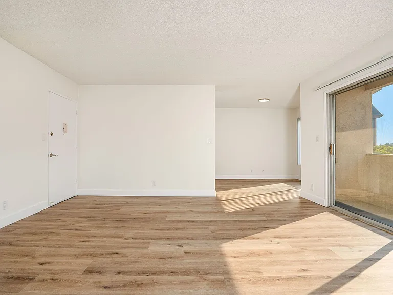 319 S. Clark Drive — Photo 21