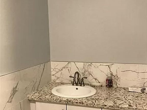 4th image of 8014 Andasol Ave