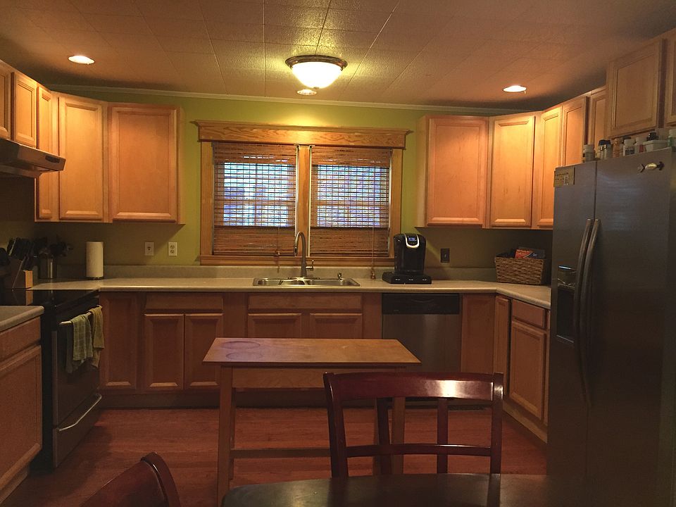 Fully Remodeled eat in kitchen 