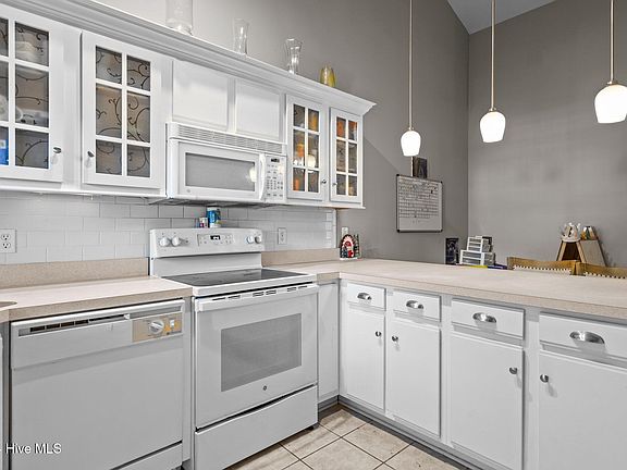 5th image of 224 Hibiscus Way