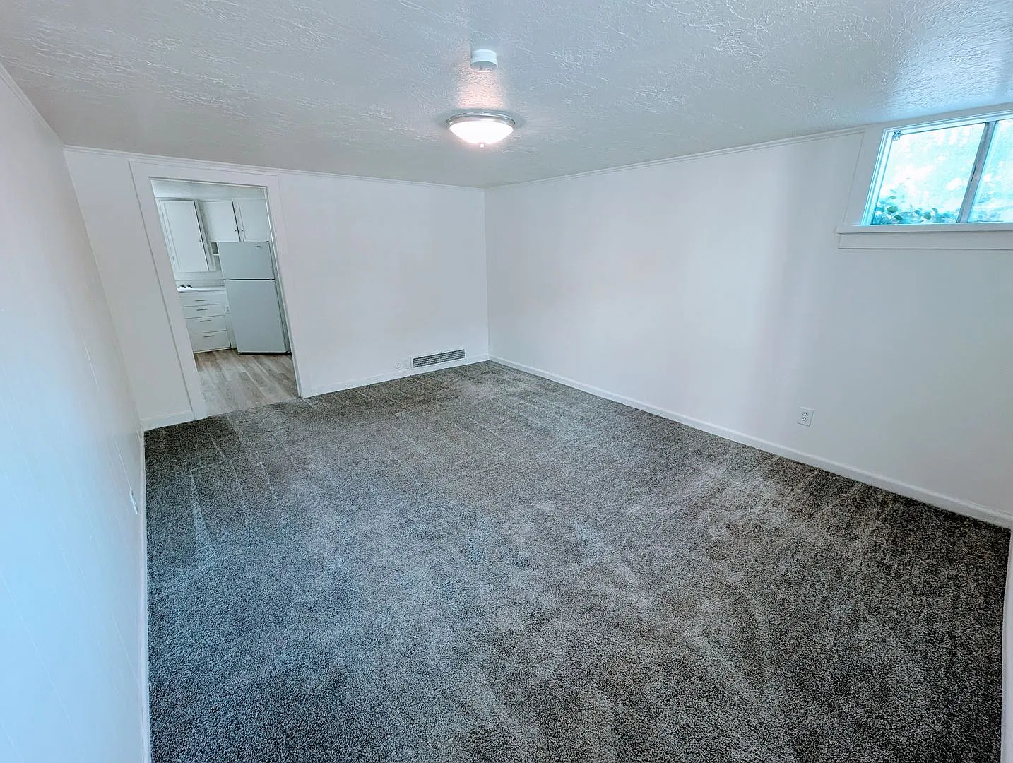 Lovely Basement Apartment Home With New Carpet For A Great Price! — Photo 3