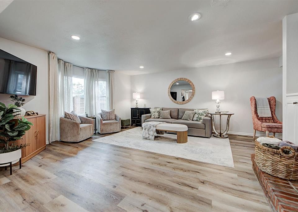 1st image of 11819 Red Oak Way