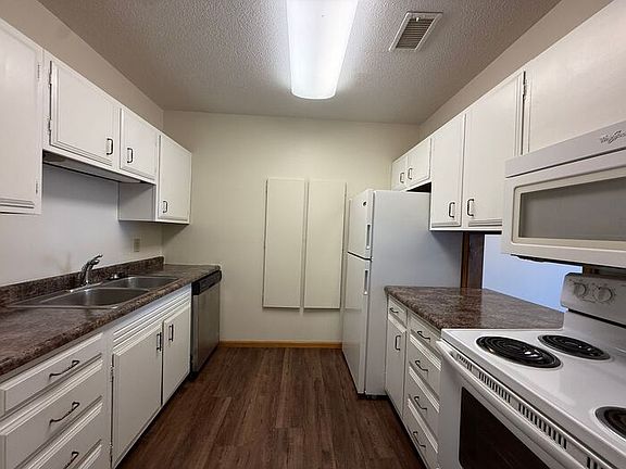 3rd image of 2700 E Washington St APT 11