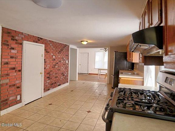 3rd image of 90 William St APT 3