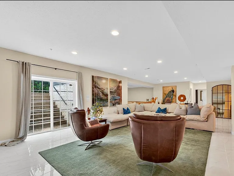 Toboggan Cir — Photo 4