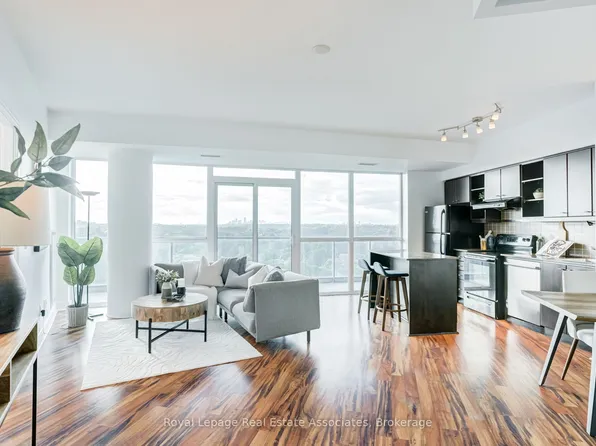 35 Brian Peck Cres #Lph21, Toronto, ON M4G 0A5