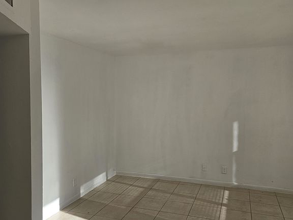 3rd image of 101 NE 41st St APT A10