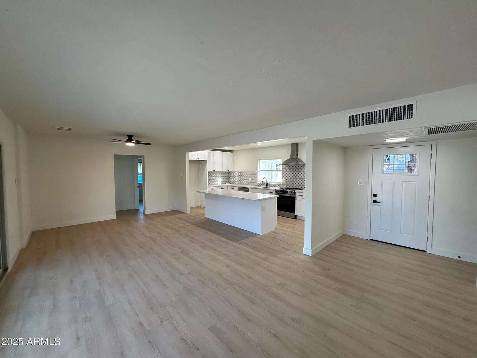 5 bed, 2.0 bath, 1895 sqft, $3,250 — Photo 3