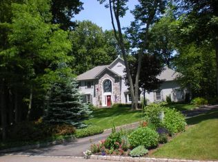 16 Patriots Way, Mendham, NJ 07945