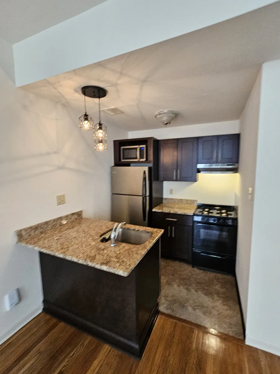 Building Photo - 428 S 13th St #204