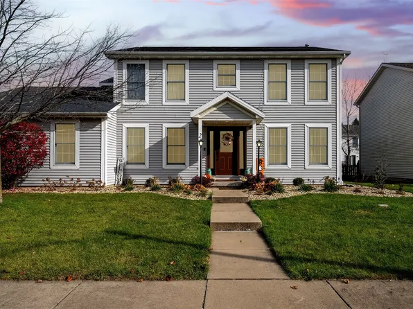 2 Plantation Ct, Bloomington, IL 61704