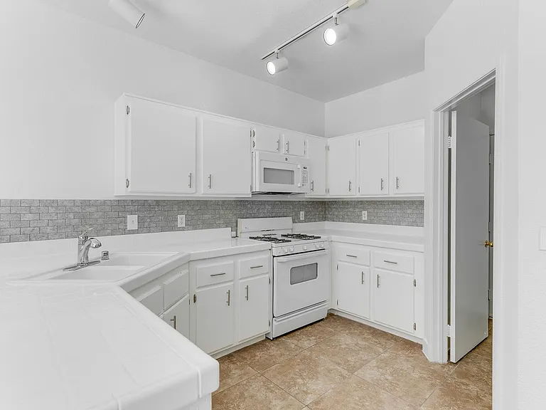 251 S Green Valley Pkwy #5111 — Photo 8