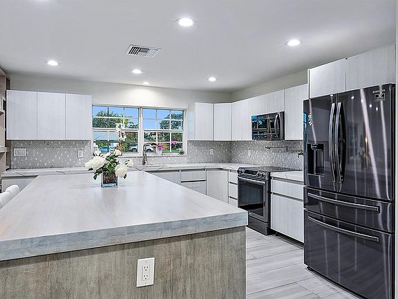 5th image of 4441 Empress St