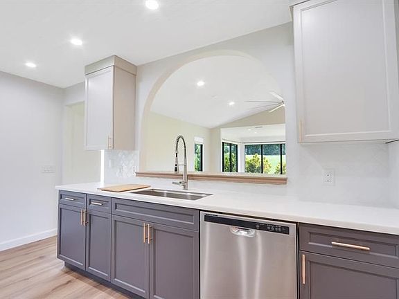 5th image of 12609 SE Cascades Ct
