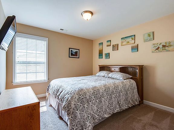 5th image of 14 Twin Oaks Dr