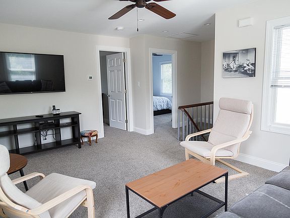 2nd image of 401 Wiggins St #2