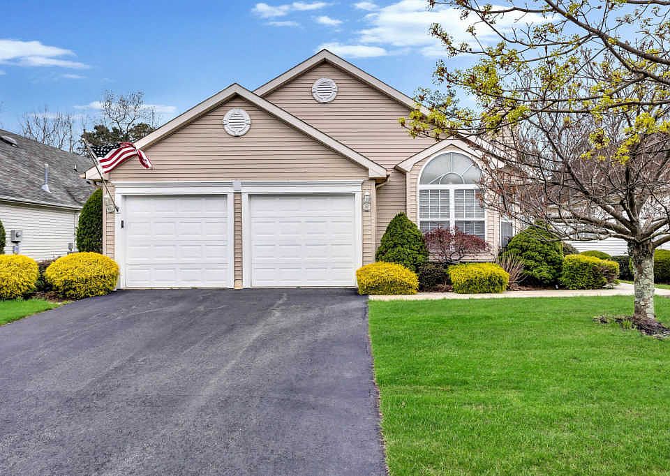 1st image of 74 Rosewood Dr
