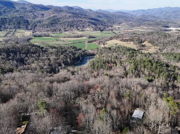 586 Whisper Wind Dr, Rabun Gap, GA 30568